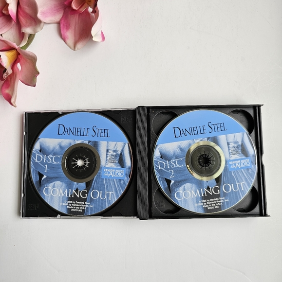Danielle Steel - Coming Out Read By David Garrison 4 CDs Set Unabridged, 5 Hours - Picture 4 of 8